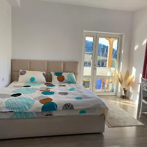  Privatunterkunft Bright & Cozy With Balcony
